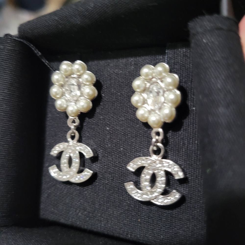 CHANEL Pearl and Crystal CC Dangle Earrings - Picture 4 of 4